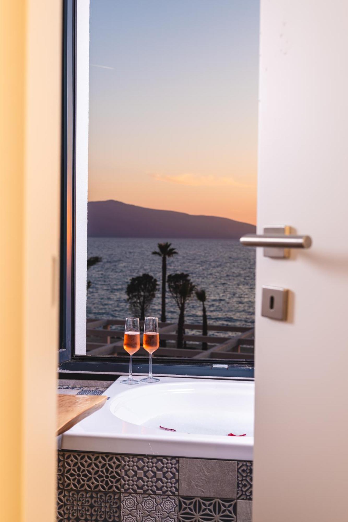 Azar Luxury Suites Vlorë Exteriör bild