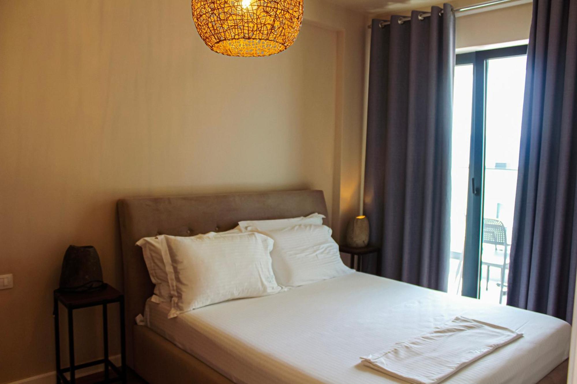 Azar Luxury Suites Vlorë Exteriör bild